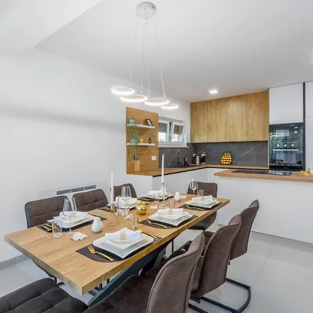 Matic Ground Floor With Shared Pool *