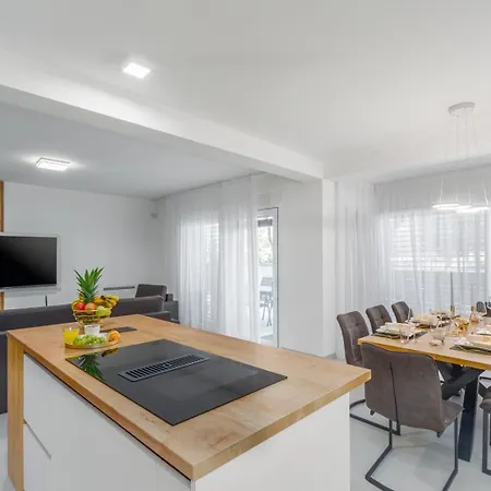 Matic Ground Floor With Shared Pool *