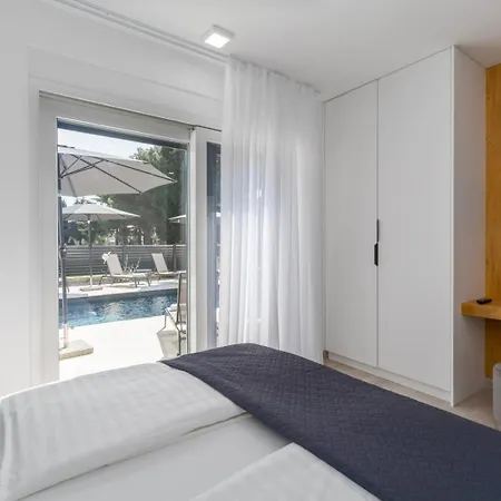 Matic Ground Floor With Shared Pool *