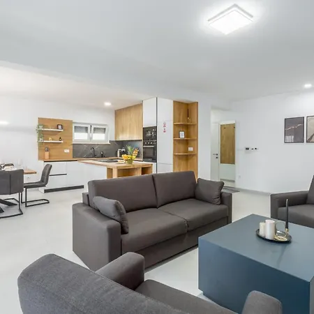 Matic Ground Floor With Shared Pool