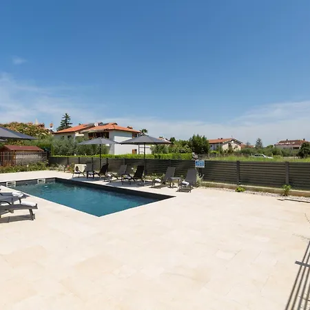 Matic Ground Floor With Shared Pool * Funtana