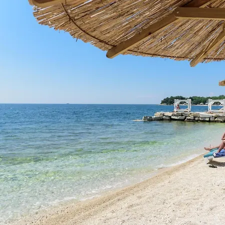 Matic Ground Floor With Shared Pool Funtana