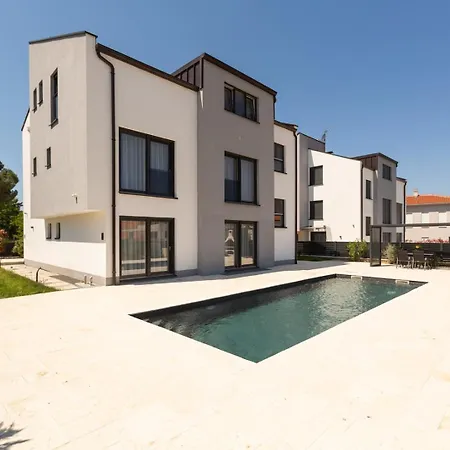 Matic Ground Floor With Shared Pool Appartement *