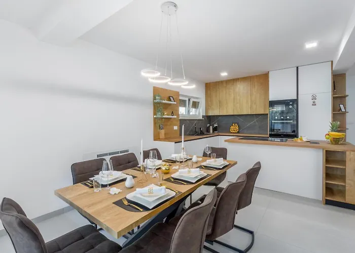 Matic Ground Floor With Shared Pool *