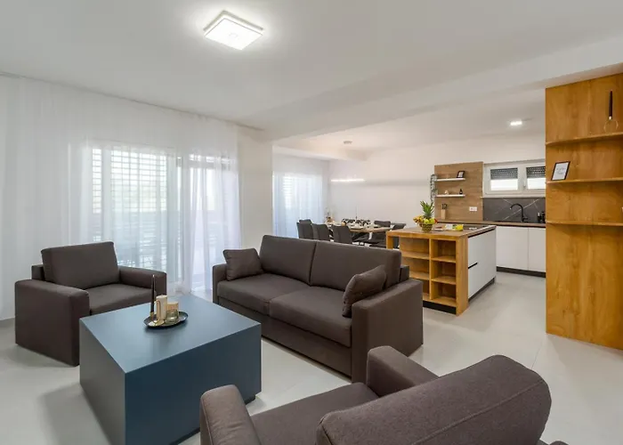 Matic Ground Floor With Shared Pool Funtana