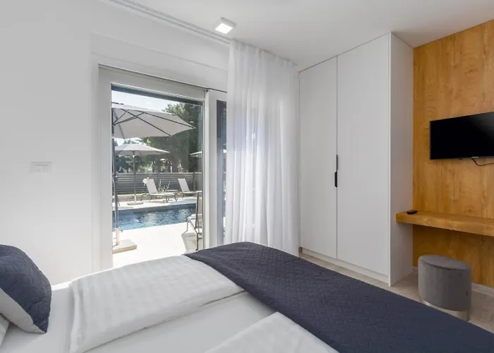 Matic Ground Floor With Shared Pool *