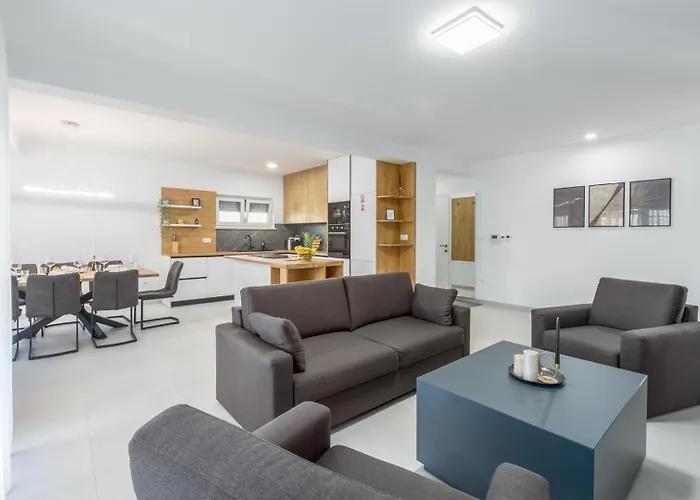 Matic Ground Floor With Shared Pool