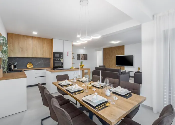 Matic Ground Floor With Shared Pool Apartamento