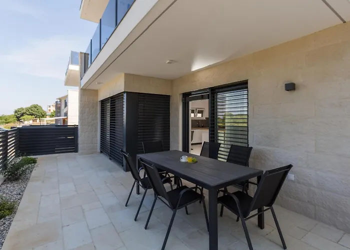 Matic Ground Floor With Shared Pool *