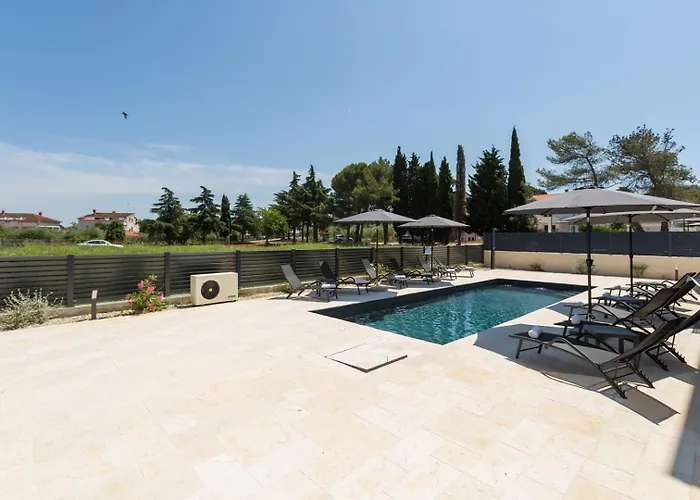 Matic Ground Floor With Shared Pool * Funtana