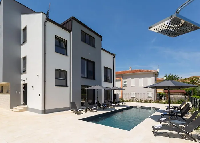 Matic Ground Floor With Shared Pool *