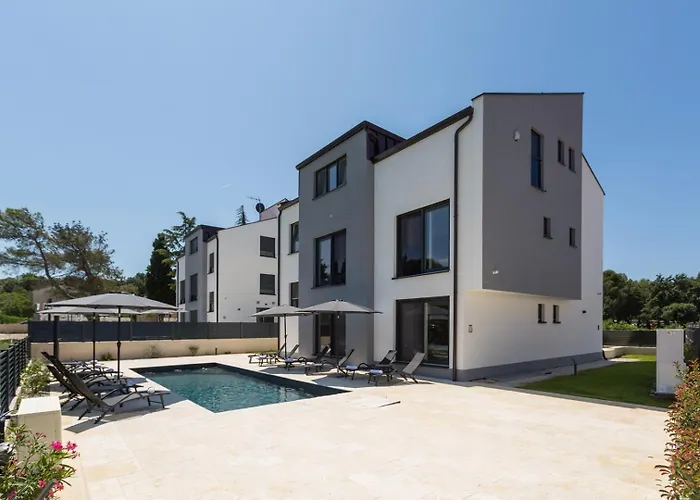 Matic Ground Floor With Shared Pool Apartamento