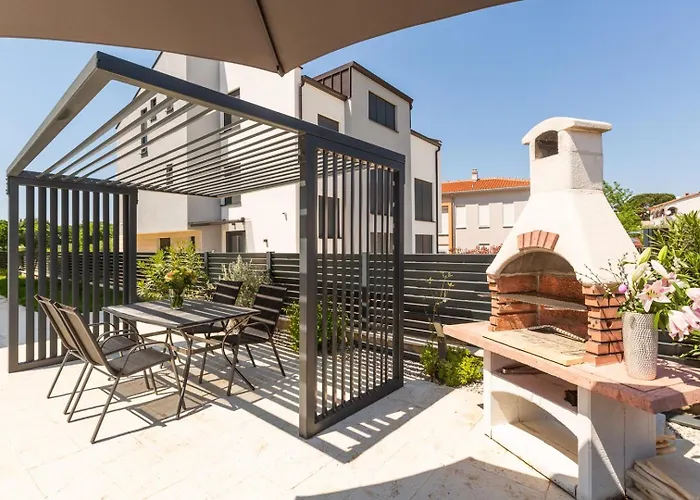 Matic Ground Floor With Shared Pool Funtana