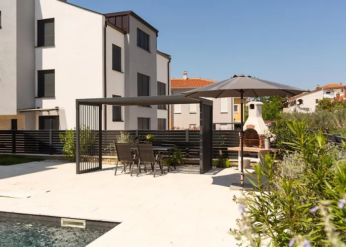 Matic Ground Floor With Shared Pool