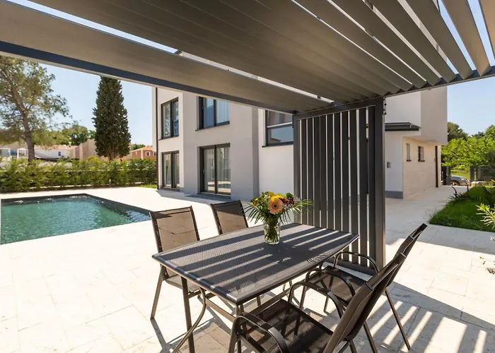 Matic Ground Floor With Shared Pool