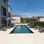Matic Ground Floor With Shared Pool