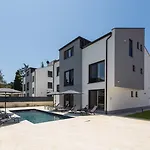 Matic Ground Floor With Shared Pool Appartamento