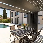Matic Ground Floor With Shared Pool