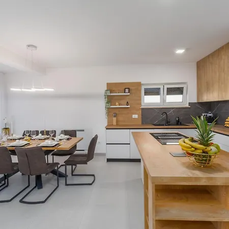 Matic Ground Floor With Shared Pool Funtana