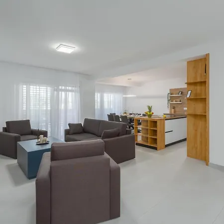 Matic Ground Floor With Shared Pool Apartment Funtana