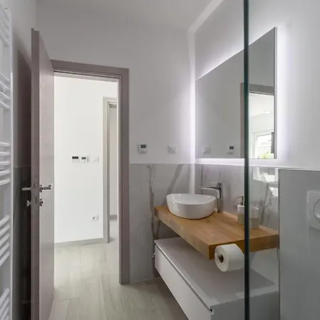 Matic Ground Floor With Shared Pool Funtana