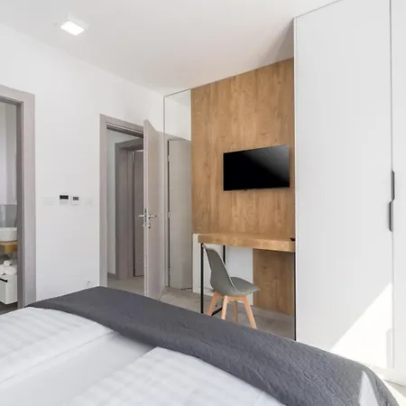 Matic Ground Floor With Shared Pool * Funtana