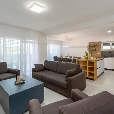 Matic Ground Floor With Shared Pool Funtana