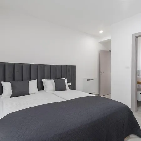 Matic Ground Floor With Shared Pool