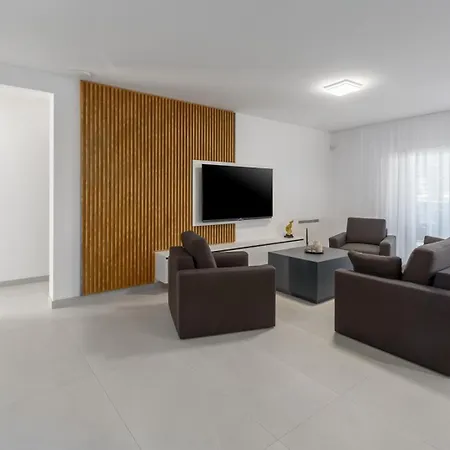 Lägenhet Matic Ground Floor With Shared Pool *