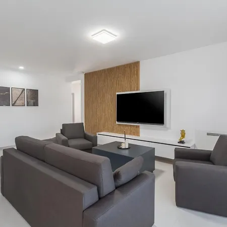아파트 Matic Ground Floor With Shared Pool