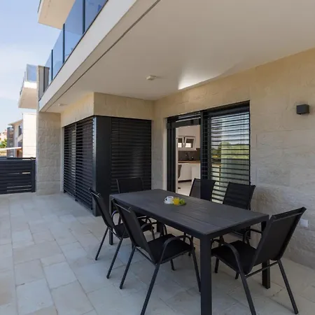 Matic Ground Floor With Shared Pool *