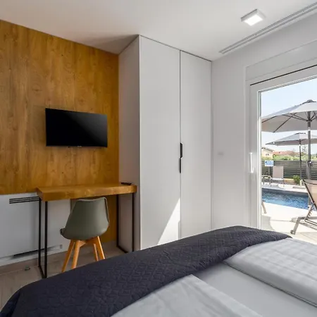 Matic Ground Floor With Shared Pool Funtana