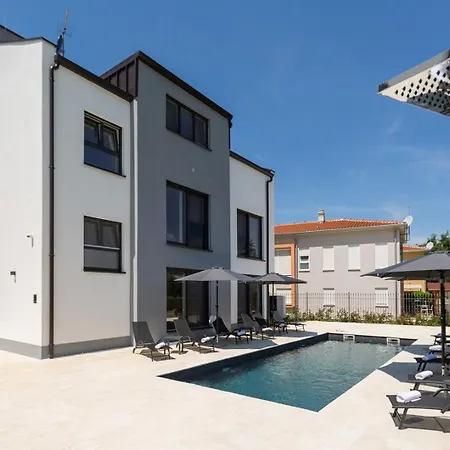 Matic Ground Floor With Shared Pool *