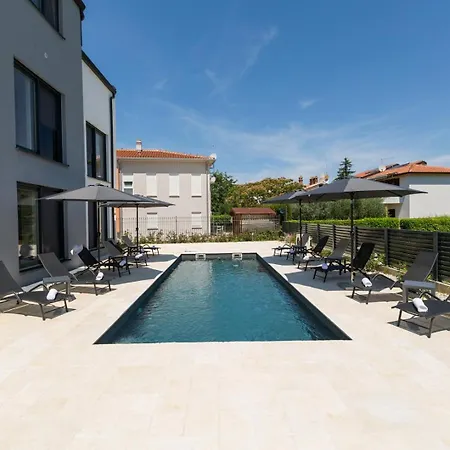 Matic Ground Floor With Shared Pool