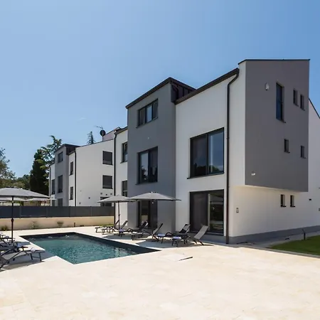 Matic Ground Floor With Shared Pool Lägenhet