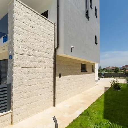 Matic Ground Floor With Shared Pool Apartment