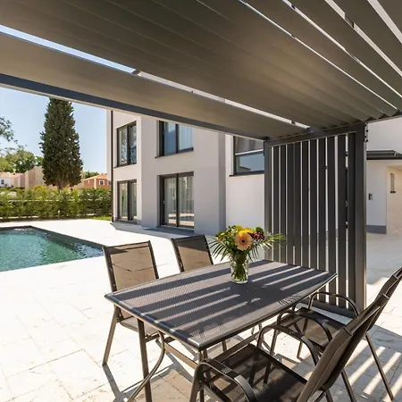 Matic Ground Floor With Shared Pool Lägenhet Funtana