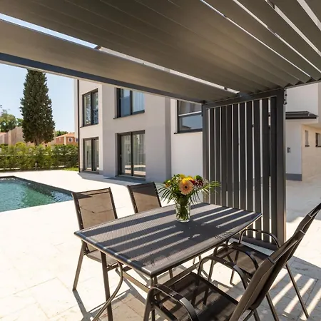 Matic Ground Floor With Shared Pool