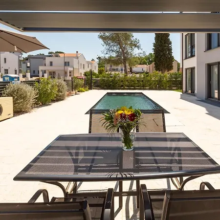 Matic Ground Floor With Shared Pool Lägenhet Funtana