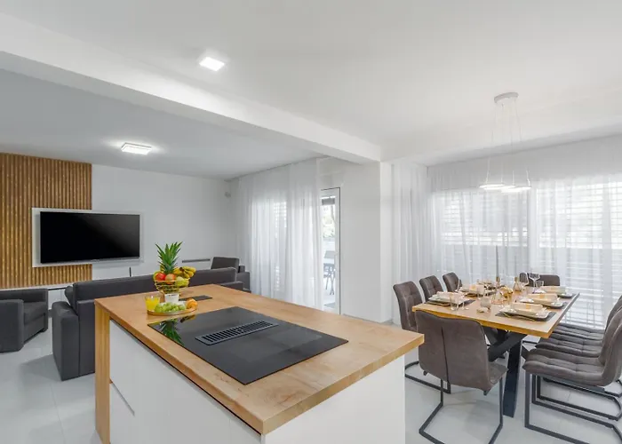 Matic Ground Floor With Shared Pool *