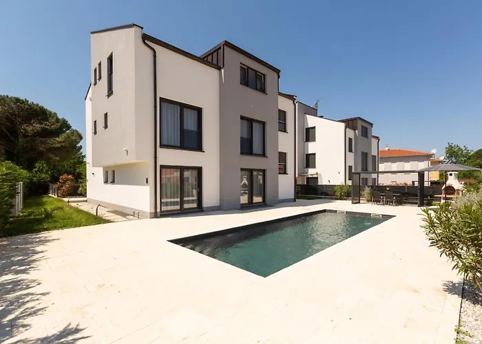Matic Ground Floor With Shared Pool 아파트 *